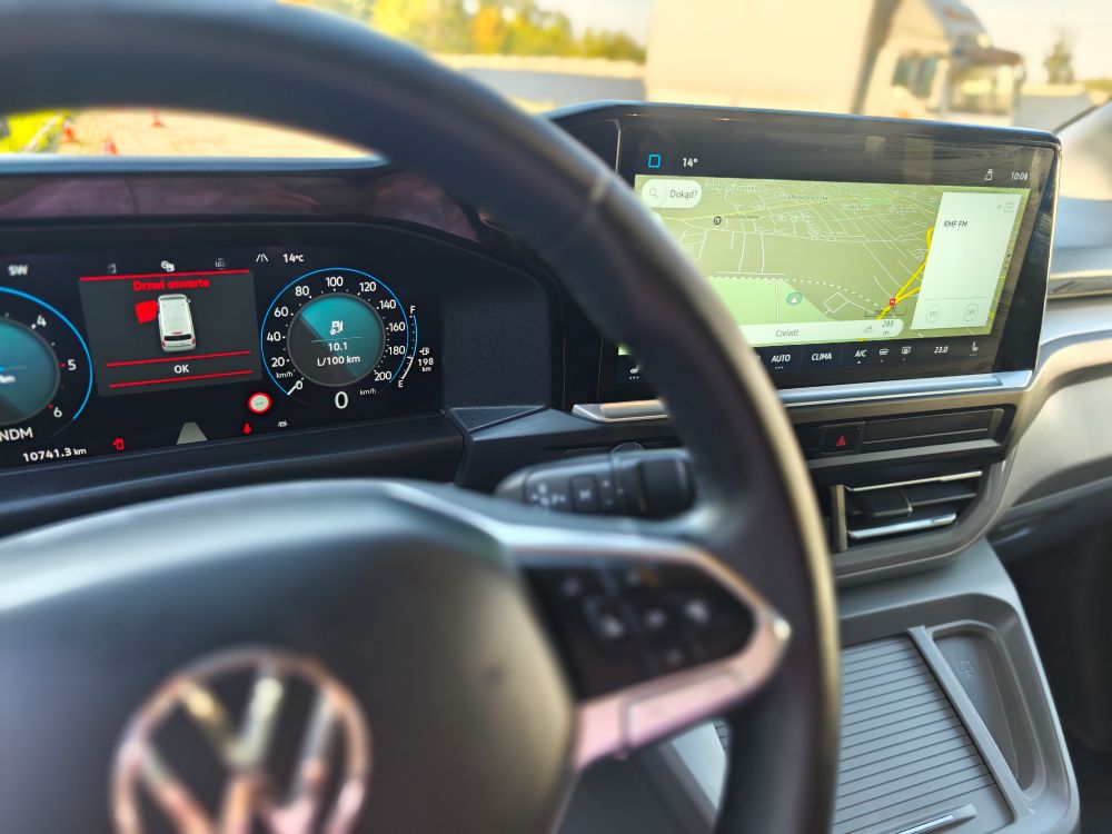 Widok zza foteli na kabinę VW Caravelle