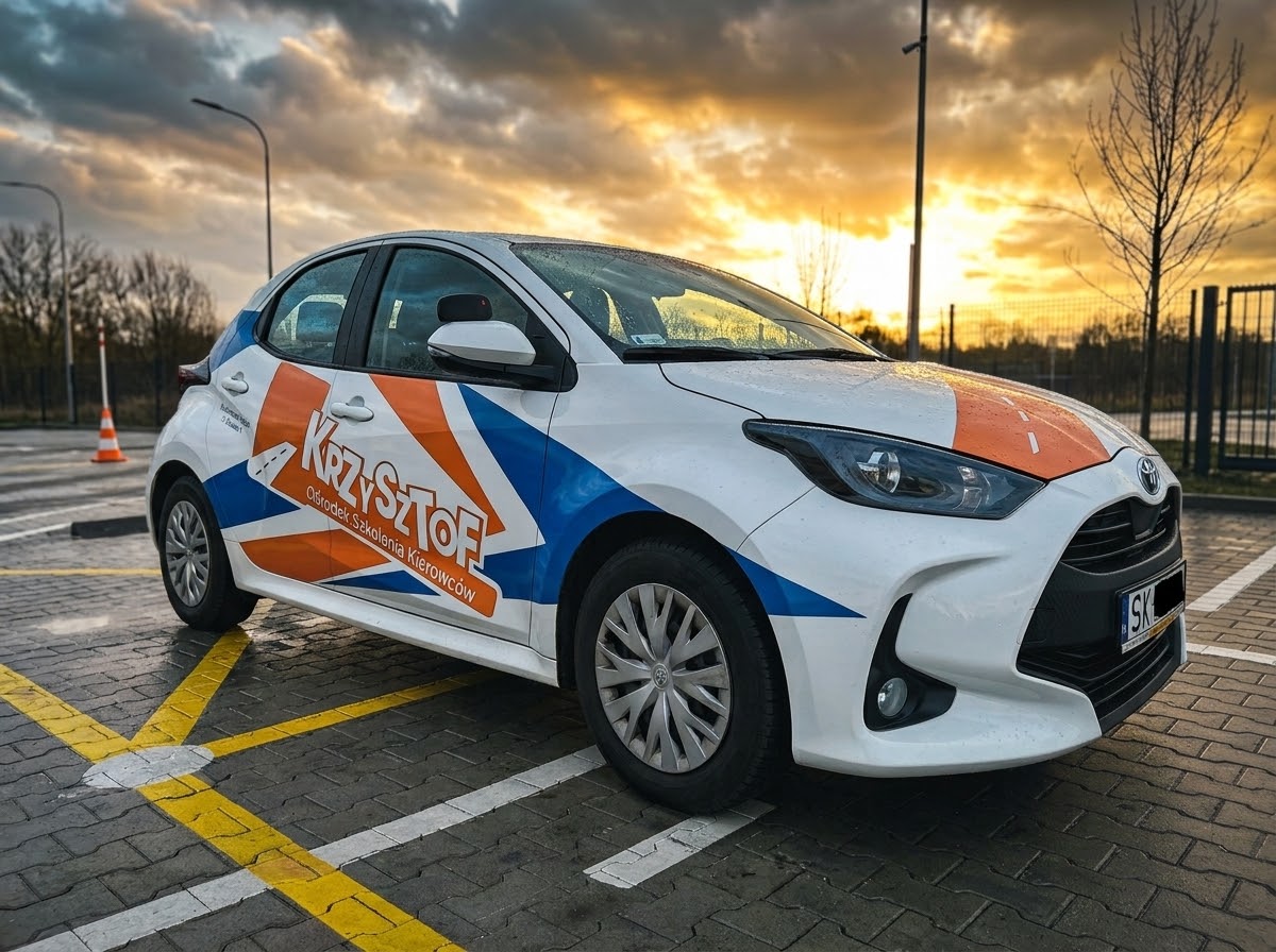 Toyota Yaris biała nauka jazdy