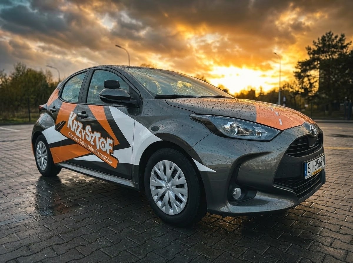 Toyota Yaris grafitowa OSK Krzysztof